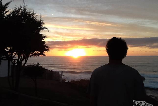 Admirando o nosso último pôr-do-sol no Pacífico, em Pichilemu, no litoral central do Chile